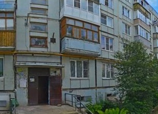 Вход с правого торца здания