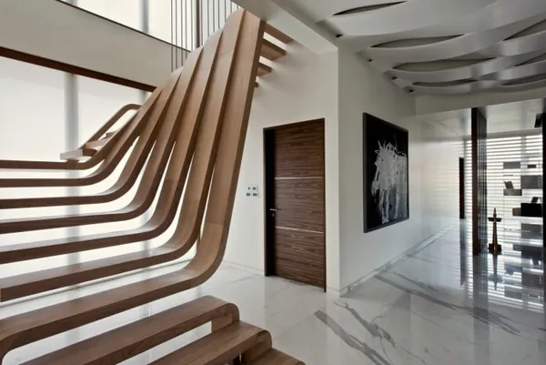 лестница в интерьере дома в стиле хай-тек