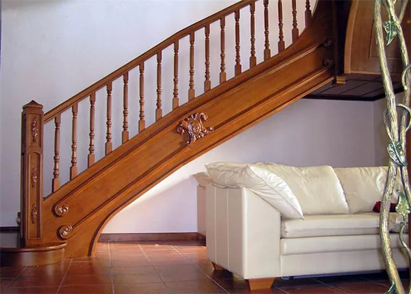 Как оформить лестницу в частном доме?