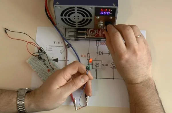 Схемы для изготовления индикатора заряда батареи. Как сделать индикатор заряда. 16