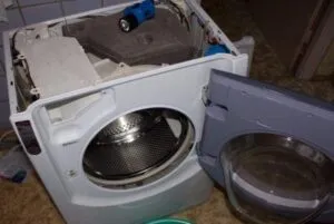 Учимся, как разобрать стиральную машину Аристон. Лучшие советы по ремонту стиральных машин Hotpoint. Как снять верхнюю крышку стиральной машины аристон. 2