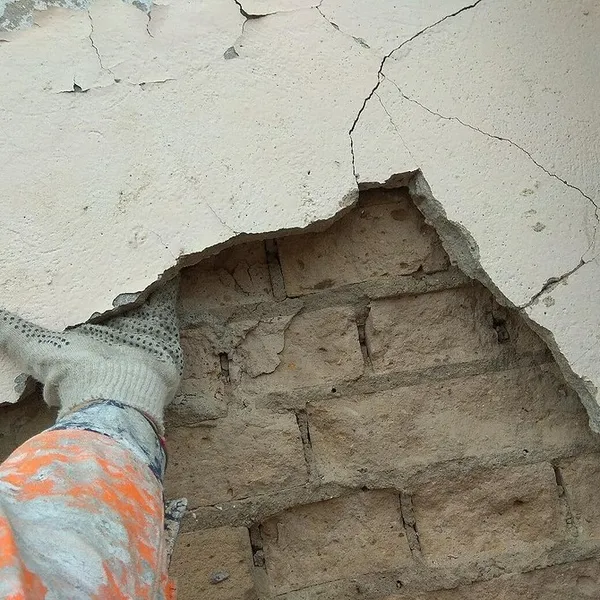 Простая заделка трещин в кирпичных и бетонных стенах: пошаговая инструкция. Трещина в стене кирпичного дома что делать. 10