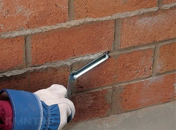 Простая заделка трещин в кирпичных и бетонных стенах: пошаговая инструкция. Трещина в стене кирпичного дома что делать. 3
