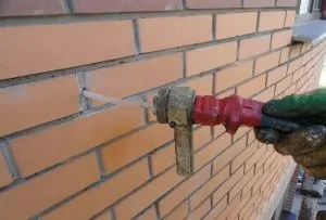 Введение цементного раствора в стену