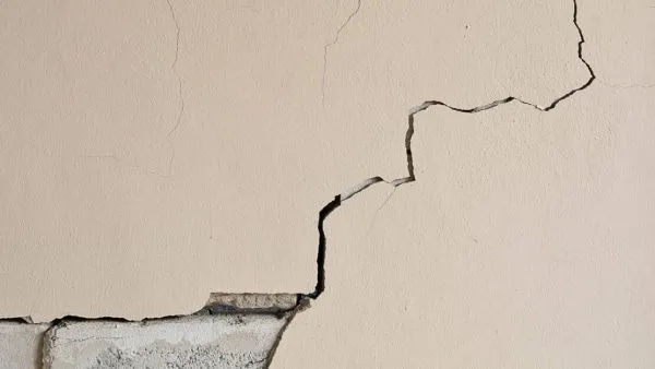 Простая заделка трещин в кирпичных и бетонных стенах: пошаговая инструкция. Трещина в стене кирпичного дома что делать. 2