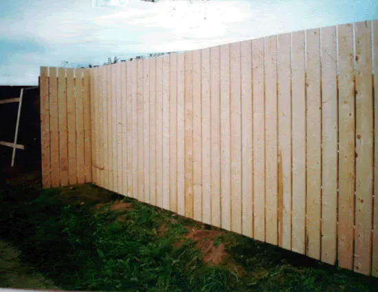 Забор из обрезной доски – классика дачных ограждений