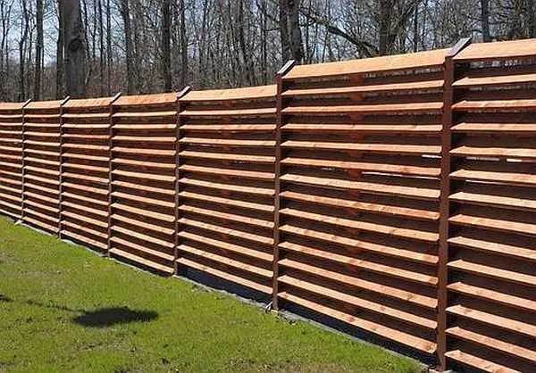 Горизонтальный деревянный забор