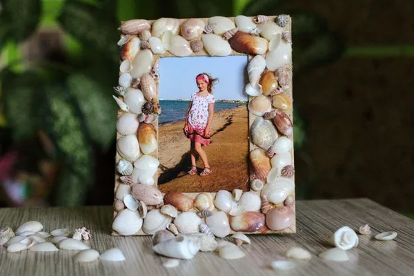 Для оформления летних снимков с пляжа используйте камешки и ракушки