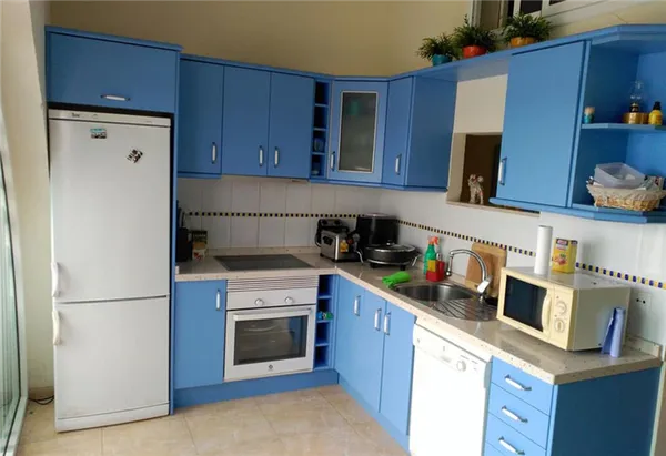 Голубая кухня: 70 лучших фото-проектов и советы по оформлению кухни. Голубой фартук на кухне с чем сочетается. 17