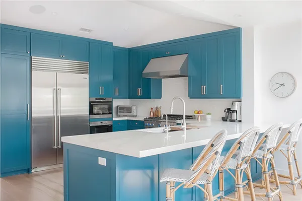 Голубая кухня: 70 лучших фото-проектов и советы по оформлению кухни. Голубой фартук на кухне с чем сочетается. 19