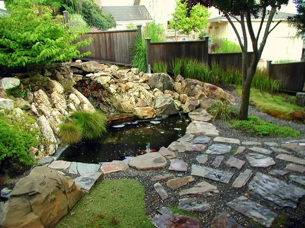 искусственный водоем окруженный каменным садом