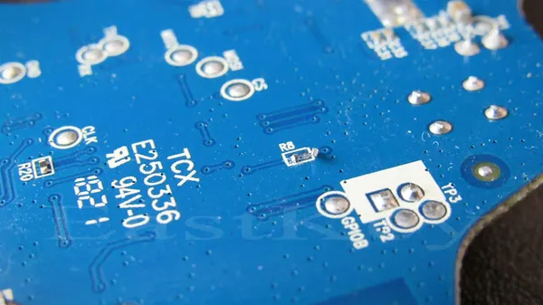 оторванный SMD резистор на плате Bluetooth колонки