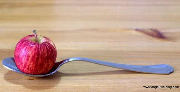 Самое маленькое яблоко в мире. Tiddly Pomme.