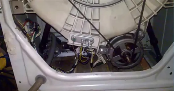 Место установки двигателя стиральной машины Indesit