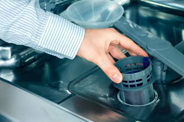 Неприятный запах из посудомоечной машины: причины и устранение