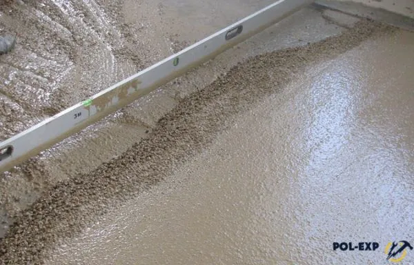 Бетонные перекрытия выравнивают с помощью цементно-песочной стяжки