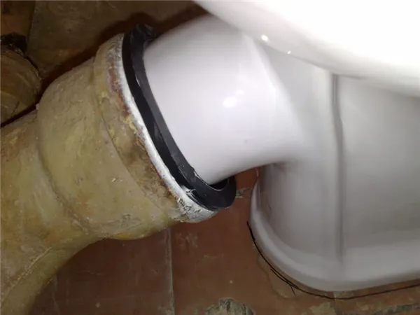 Что делать, если протекает унитаз в месте соединения с канализацией. Как устранить течь в унитазе на сливе в канализацию. 2