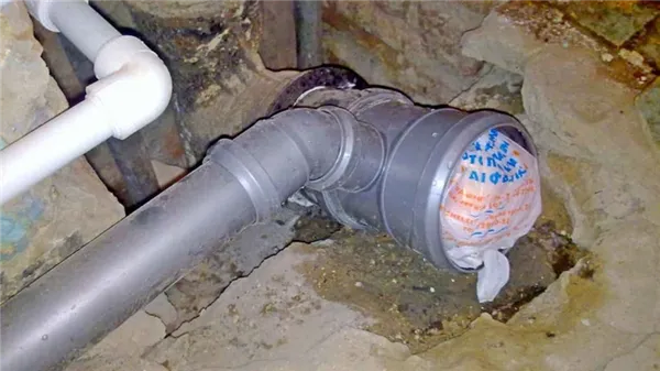 Что делать, если протекает унитаз в месте соединения с канализацией. Как устранить течь в унитазе на сливе в канализацию. 3