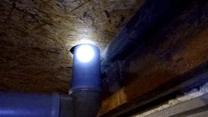 Вентиляционная труба под потолком