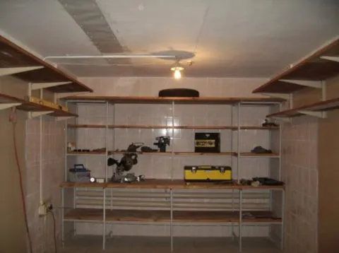 Для гаража имеет смысл выполнить стеллаж под самый потолок