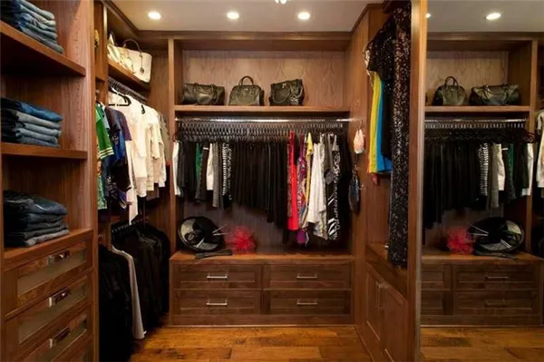 Маленькая гардеробная комната. Как оформить гардеробную комнату небольшого размера. 33