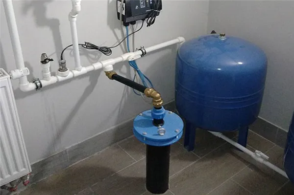 Устройство для фильтрации воды и предотвращения её оттока из насоса