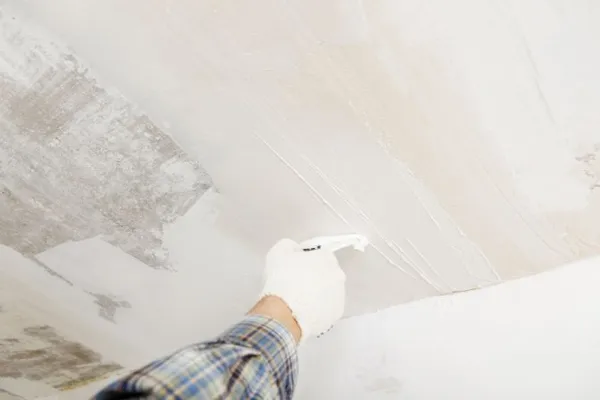 Как правильно покрасить потолок на старую краску. Как обновить потолок покрашенный водоэмульсионной краской. 4