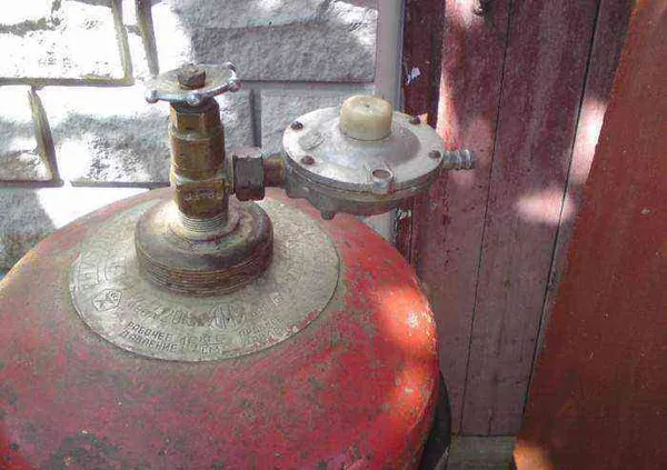 Вне зависимости от того, используется заводская газовая горелка или самодельная, нужно строго соблюдать требования пожарной безопасности