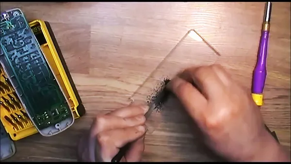 Как отремонтировать пульт ДУ карандашом и клеем