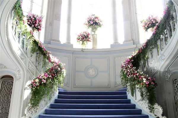Если в интерьере есть колонны или арки, люстры и перила лестниц – всё это тоже можно украсить цветочными композициями