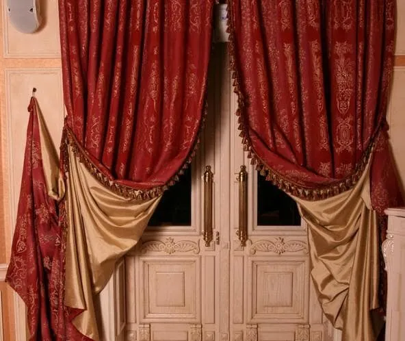 классические шторы в дверной проем