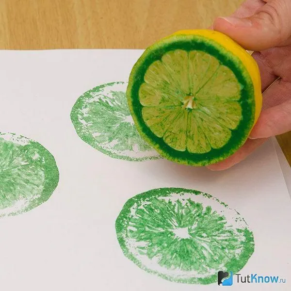 Отпечатывание силуэта лимона на листе бумаги