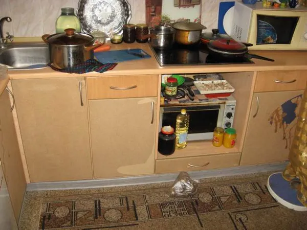 Как обновить кухню своими руками с помощью пленки (19 фото). Как обклеить кухонный гарнитур самоклеющей пленкой. 6