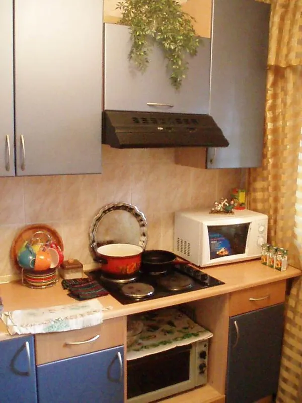 Как обновить кухню своими руками с помощью пленки (19 фото). Как обклеить кухонный гарнитур самоклеющей пленкой. 4