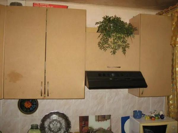 Как обновить кухню своими руками с помощью пленки (19 фото). Как обклеить кухонный гарнитур самоклеющей пленкой. 5