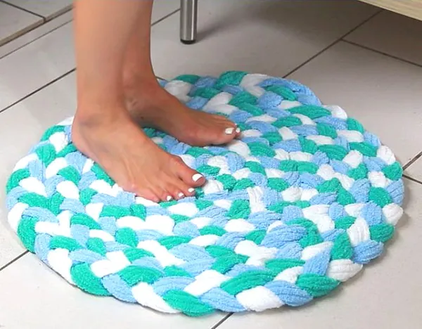 Как сделать коврик в ванную своими руками? Пошаговые инструкции. Как вырезать коврик под унитаз. 2