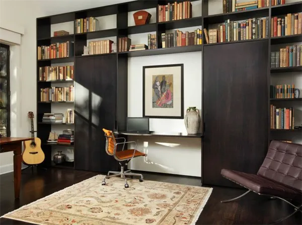 Между книжными шкафами в гостиной можно обустроить и рабочее место