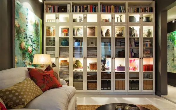 Книжный шкаф во всю стену гостиной – и декор, и функциональная мебель