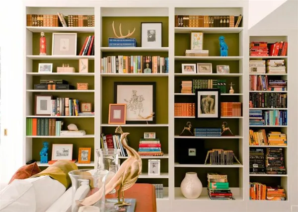 Дизайн и эстетичность книжного шкафа во многом зависят от используемых материалов