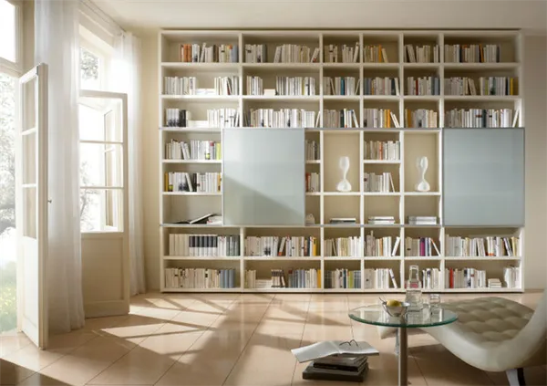 Такая модель книжного шкафа в современном стиле вместительна, но не занимает много пространства в интерьере гостиной