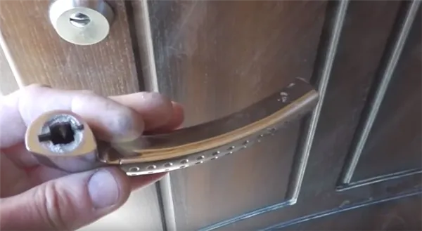 Как можно поменять ручку на входной двери. Как поменять ручку на входной металлической двери. 27