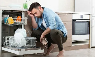 Откуда появляется неприятный запах из посудомоечной машины и как его убрать. Как убрать запах из посудомоечной машины. 4