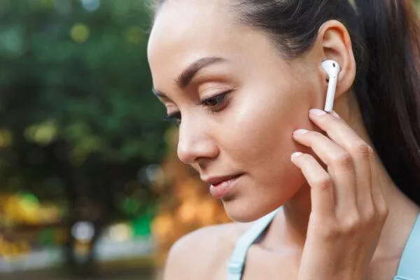 наушники AirPods на девушке