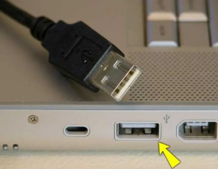 Подключаем USB-кабель веб-камеры к одному из портов USB компьютера, расположенных на боковой, передней или задней панели