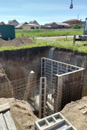 Заливка фундамента под частный дом своими руками — видео