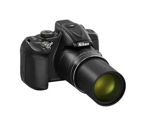 Nikon Coolpix P600 — гиперзум. Его объектив имеет 60-кратный оптический зум: это фантастическая цифра для любого другого класса камер. Фокусное расстояние объектива в 35-мм эквиваленте составляет 24-1440мм.