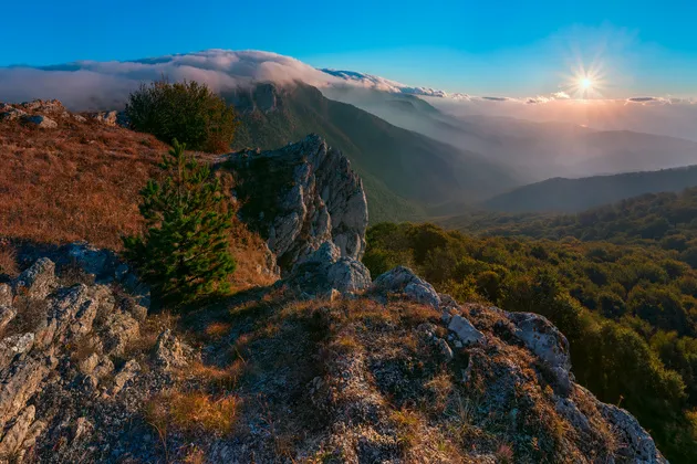 Даже у сравнительно доступного широкоугольника Nikon AF-S NIKKOR 18-35mm f/3.5-4.5G ED имеется отличное антибликовое покрытие, и не стоит ему мешать делать своё дело, устанавливая защитные фильтры.